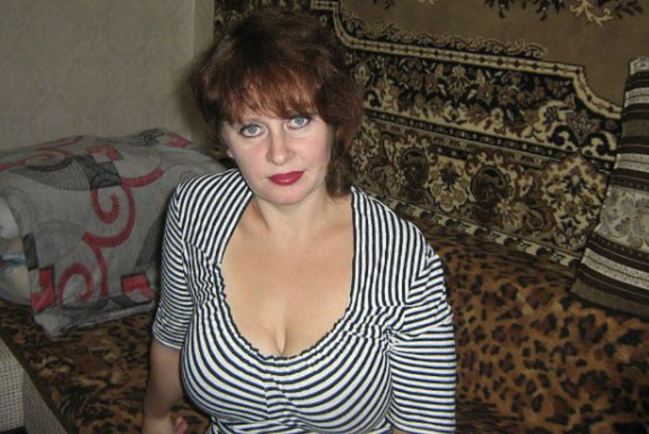 Зараз мені 44. Я живу одна, у мене немає дітей, та й заміжньою я ніколи не була. Якось не склалося. А мої батьки живуть в іншому місті.