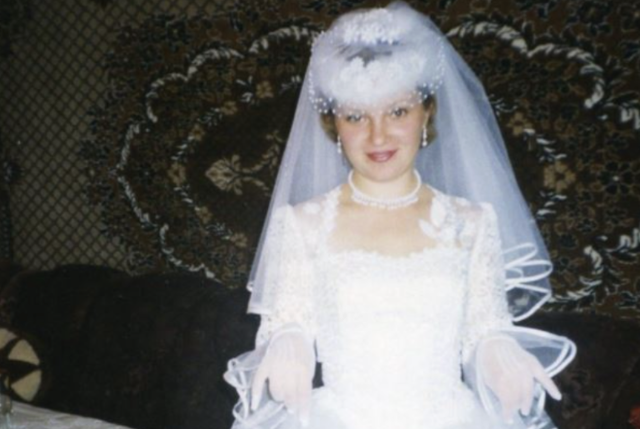 В день весілля Віра сиділа в кімнаті і чекала нареченого. У той момент відчинилися двері і ввійшов усередину колишній з мамою. Вони взяли її за руку, тягли з дому…