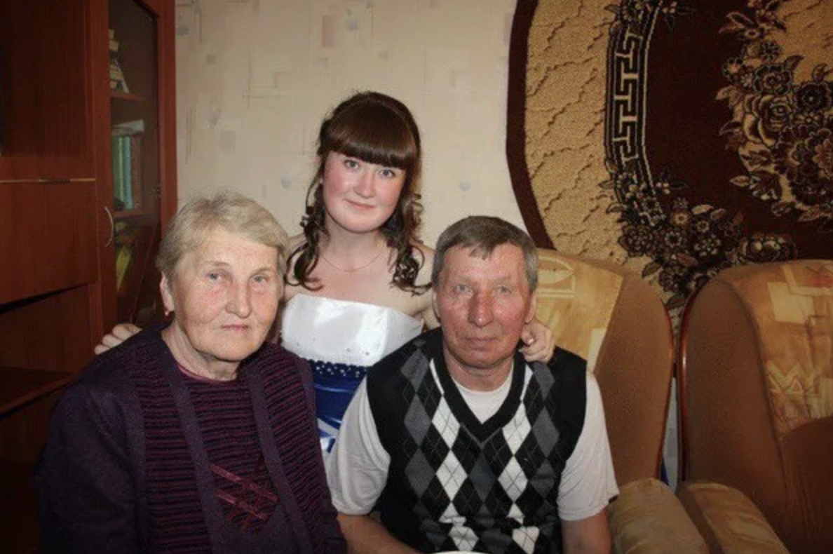 Знаю, що багато хто зараз мене не зрозуміє, але тримати це в собі я більше можу! У мене дуже старі батьки. Так уже склалось, що народили вони мене пізно, мамі було вже трішки за сорок. Сіли ми з ним якось, поговорили нарешті та й вирішили, що краще їм віку доживати в будинку для літніх людей. Там таки є спеціально навчені працівники. А я своє вже відгляділа.