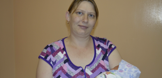 У 48 років вважала, що настав клімакс. Ну бо все на це вказувало. Пішла до лікаря і дізналась приголомшливу новину. Я була на другому місяці вагітності! Чоловік сприйняв новину спокійно. Сказав, що як Бог дасть виносити дитину, то вона має жити.  Але від знайомих та друзів такої підтримки я не дочекалась. Найгірша реакція була в синів.