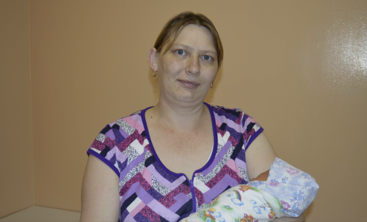 У 48 років вважала, що настав клімакс. Ну бо все на це вказувало. Пішла до лікаря і дізналась приголомшливу новину. Я була на другому місяці вагітності! Чоловік сприйняв новину спокійно. Сказав, що як Бог дасть виносити дитину, то вона має жити. Але від знайомих та друзів такої підтримки я не дочекалась. Найгірша реакція була в синів.