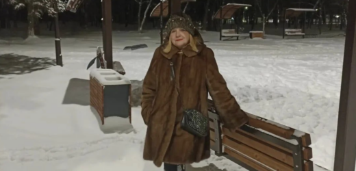 Приїхала додому на свята, привезла 2 тисячі євро та гостинці. Хотіла зробити чоловікові подарунок – а двері відчиняє сусідка в моєму халатику та капчиках. Як виявилося, у нього вже 2 роки є коханка. Бо, бачте, я сама винна – на заробітках, а йому ласки хочеться! Тому пішла до сина та невістки, аби мене розрадили. Бодай десь шукала підтримку. Але там на мене чекало ще більше розчарування…..