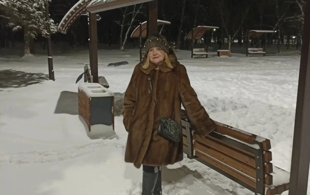 Приїхала додому на свята, привезла 2 тисячі євро та гостинці. Хотіла зробити чоловікові подарунок – а двері відчиняє сусідка в моєму халатику та капчиках. Як виявилося, у нього вже 2 роки є коханка. Бо, бачте, я сама винна – на заробітках, а йому ласки хочеться! Тому пішла до сина та невістки, аби мене розрадили. Бодай десь шукала підтримку. Але там на мене чекало ще більше розчарування…..