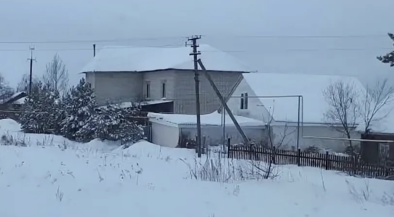 Минулого тижня чоловік повернувся з-за кордону. Віктор уже п’ять років їздить на заробітки до Чехії. А що робити, коли у нас росте троє дітей. Разом ми вже 15 років. Рішення їхати за кордон ми приймали разом, іншого виходу поліпшити наше матеріальне становище ми не бачили. Чоловік надсилав гроші, я звільнилася з роботи, доглядала за дітьми і будувала наш будинок. Коли батьки чоловіка подарували нам ділянку під будівництво, ми змогли тільки витягнути коробку. І лише заробітчанські гроші чоловіка дозволили нам довести справу до кінця. Ми вирішили зібратися на Покрови. Хороший релігійне свято — покликали священика, виконали обряд освячення, а потім зібралися родиною дружно відсвяткувати.