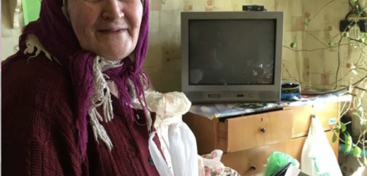 Коли сільська бабця підійшла до каси, всі дивилися на неї з презирством, але як тільки вона дістала телефон з сумки, всі ахнули в захваті…