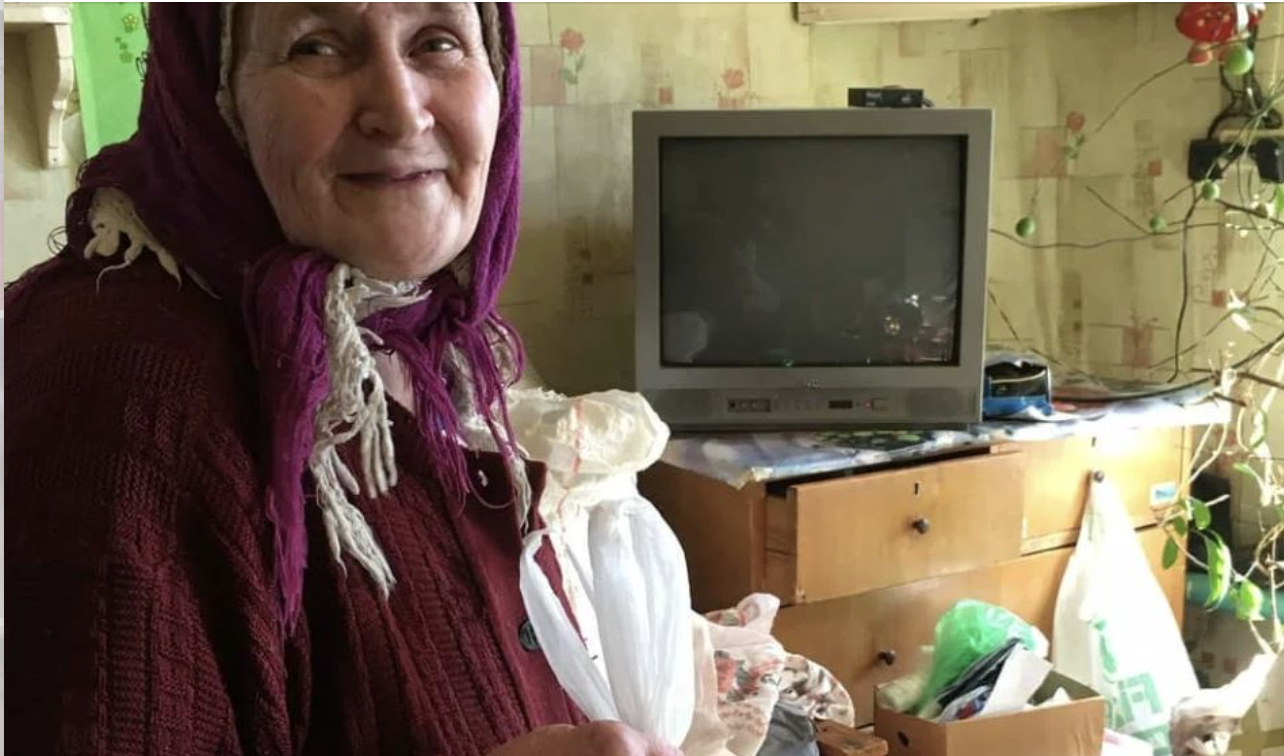 Коли сільська бабця підійшла до каси, всі дивилися на неї з презирством, але як тільки вона дістала телефон з сумки, всі ахнули в захваті…