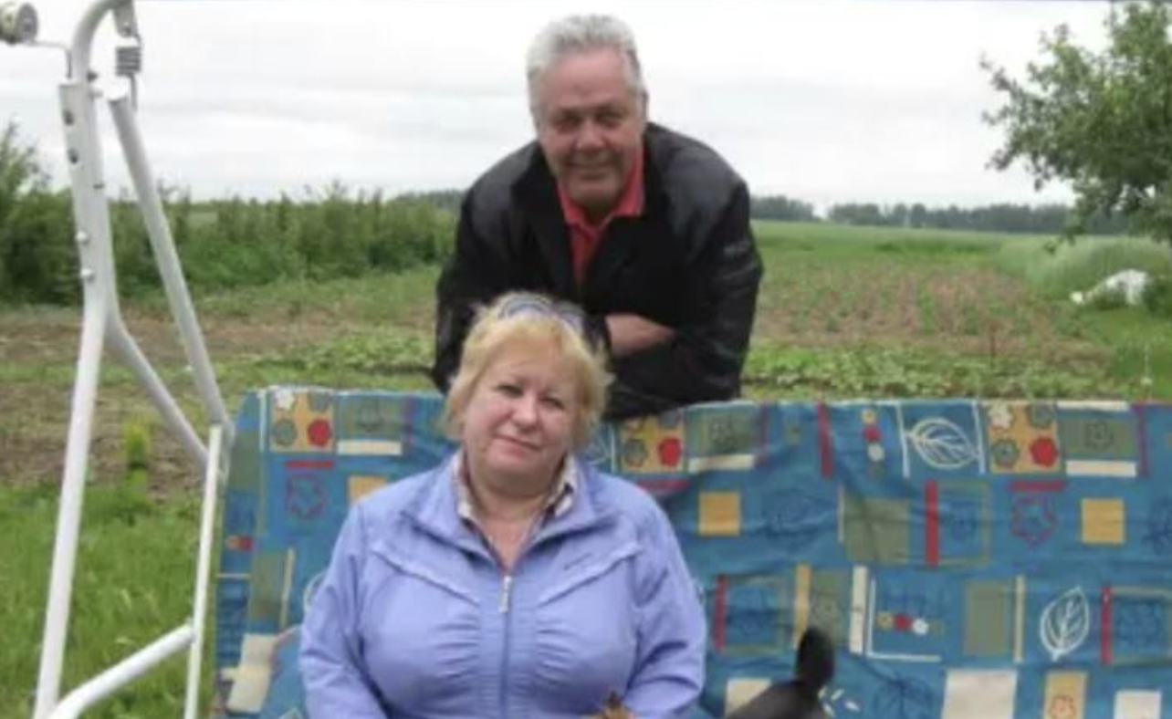 Я особливо не дружила з сім’єю чоловіка. Намагалася не сваритися з ними, трималася осібно. У свята відвідували їх з чоловіком і дітьми. Вони теж іноді приходили до нас в гості. Незабаром, чоловіка по роботі запросили працювати в столицю. І ми всією сім’єю, чоловік, я і дві дочки, переїхали в нову квартиру. На вихідні до нас приїхали свекруха і зовиця. Принесли з собою подарунок на новосілля. Чоловік попросив мене накрити на стіл і підготувати гостьову кімнату.