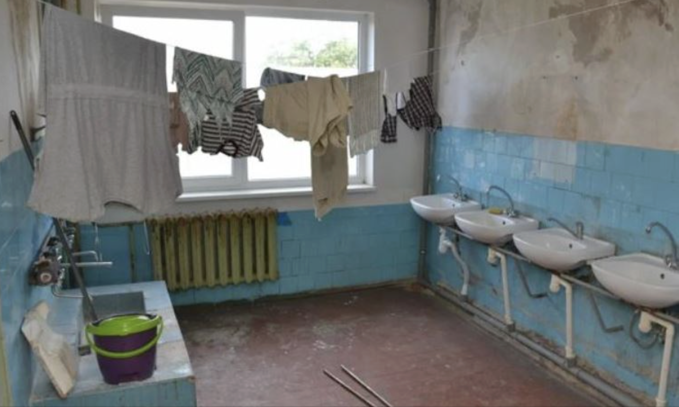 З сімнадцяти років я зустрічалася з хлопцем. Тоді я тільки вступила до технікуму. Вже на останньому курсі ми з ним уже заговорили про весілля. Перед випуском з’ясувалося, що я ваrітна. Мій хлопець просто втік до іншого міста. Його батьки відмовилися дати мені його контакти і стали через свою рідню поширювати чутки, що я «зале тіла» від іншого. Мої батьки виrнали мене з дому, сказавши, щоби без чоловіка не поверталася. Інші родичі також відвернулися від мене.