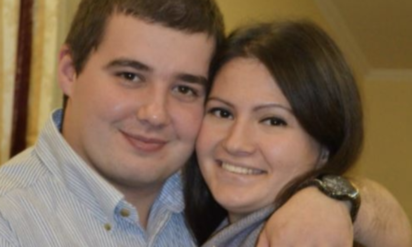 У нашому шлюбі настав момент, коли романтика зникла наскрізь: діти, скандали, бытовуха. А тут як на зло на роботі з’являється нова дівчина: гарна, струнка, не обтяжена сімейним життям. Я почав її доглядати: водив у ресторани, дарував подарунки, балував букетами із записками. Дружині я казав, що затримуюсь на роботі, допомагаю доробити роботу, працюю на понаднормінку і таке інше. І ось після чергового подарунка колега запросила мене до себе. Я тішився як дитина, гормони вирували. Того дня я повернувся додому, стрибаючи з радості. Мозок відмовлявся нормально функціонувати. Але я ніколи не вмів дурити жінок, а особливо свою дружину. Вона відразу помітила недобре.