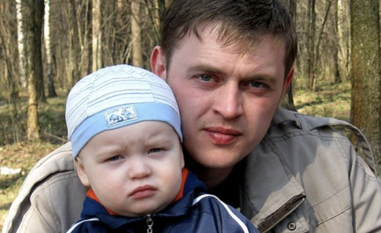 Нещодавно я зустрів давнього приятеля. Він поцікавився: “Як там твоя донечка? А ти взагалі знаєш, чия це дитина?” – “Соня? Моя. Якщо хочеш мене об разити, то цього не вийде. А ти, якщо хочеш бути справжнім чоловіком, не р озводь пліток”. Я прийшов додому дуже ро здратований. Розповів дружині, що зустрів Василя. Як тільки Юля почула це ім’я, відразу змінилася у лиці, а потім тремтячим голосом сказала, що настав час розповісти мені все те, що сталося.