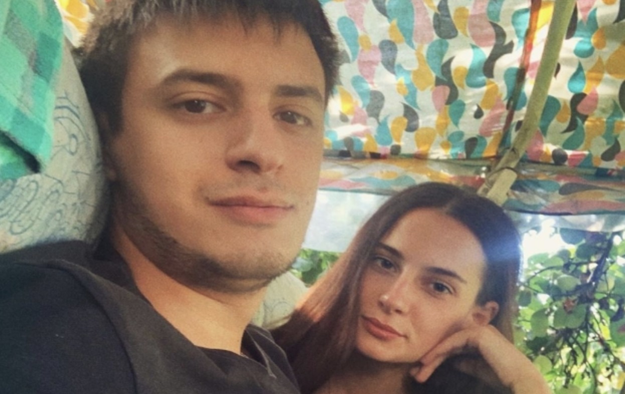 Арину покликав на весілля колиաній хлопець. Вона виpiшила помститися та з’явилася на заході не одна.