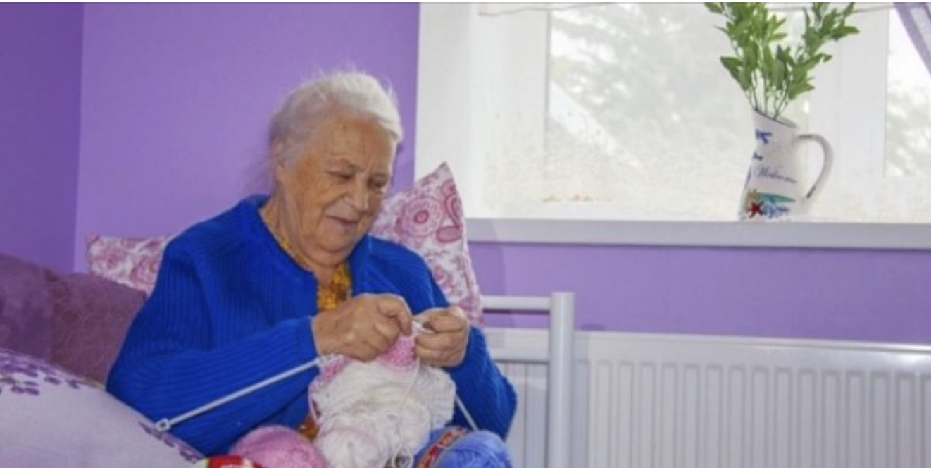 Анна Петрівна відчувала себе дуже самотньою. Сьогодні у неї ювілей — 70 років, але замість того, щоб святкувати його в колі найрідніших, вона сидить в лікарняному сквері на лавочці й плаче. Ні син, ні донька так і не привітали матір. Хоча б сусідка з палати не забула й навіть подарувала їй хустку, і медсестра яблуками пригостила на честь день народження. Анна Петрівна була в хорошому пансіонаті, однак персонал там був зовсім байдужий. А привіз її сюди син.