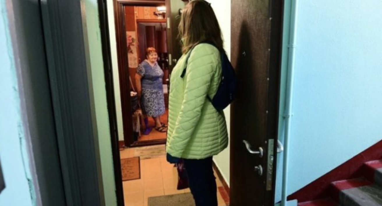 Чоловік просив мене поїхати до свекрухи. Я тихо відкрила двері, вона мене не помітила і я дізналася страաний секрет, який вона приховувала від нас.