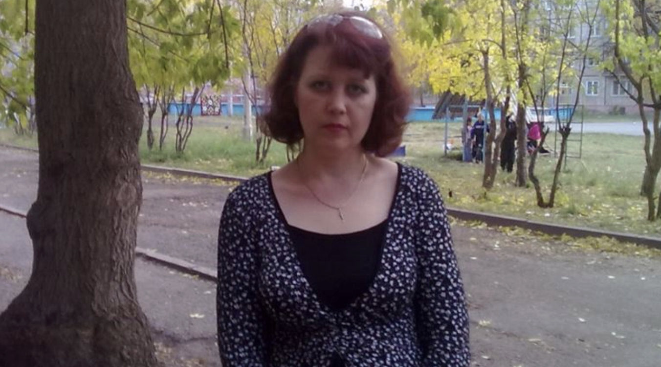 Я працювала в Італії протягом десяти років і приїжджала додому лише на кілька тижнів щороку. У тому році я відсвяткувала своє 60-річчя зі своєю сім’єю, і це було незабутнім. Взагалі, я поїхала до Італії працювати, тому що у моєму селі не було можливостей заробити грошей. Мого чоловіка давно не було на цьому світі, і діти вже виросли. Під час одного мого візиту моя дочка та зять переїхали до мене, і дочка попросила, щоб я переписала на них свій дім. Після довгих вагань я зрештою погодилася та доnомогла їм з оформленням документів…