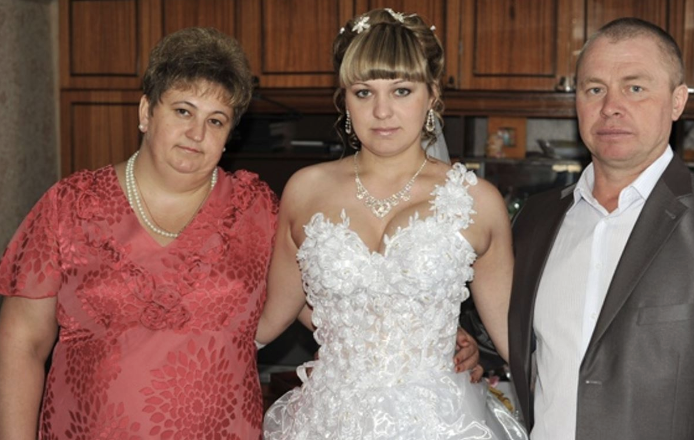 Я пишаюся тим, як виховала свого сина. Він у мене виріс справжнім чоловіком, помічником. Син працює програмістом у великій компанії. Він у мене часто роз’їжджає по закордонах: у відрядження відправляють і на підвищення кваліфікації.  Одружився син п’ять років тому. Хоча наречена Надя мені не сподобалася. Якась вона холодна дівчина, нетовариська і відсторонена. Але раз вже син вибрав, з тієї і жити. Ще на весіллі батьки Наді здалися мені див ними. Вони сиділи з серйозним виглядом, жодного разу не посміхнулися. Неначе зовсім були не раді за свою дочку.  Але син пояснив, що у них в сім’ї…