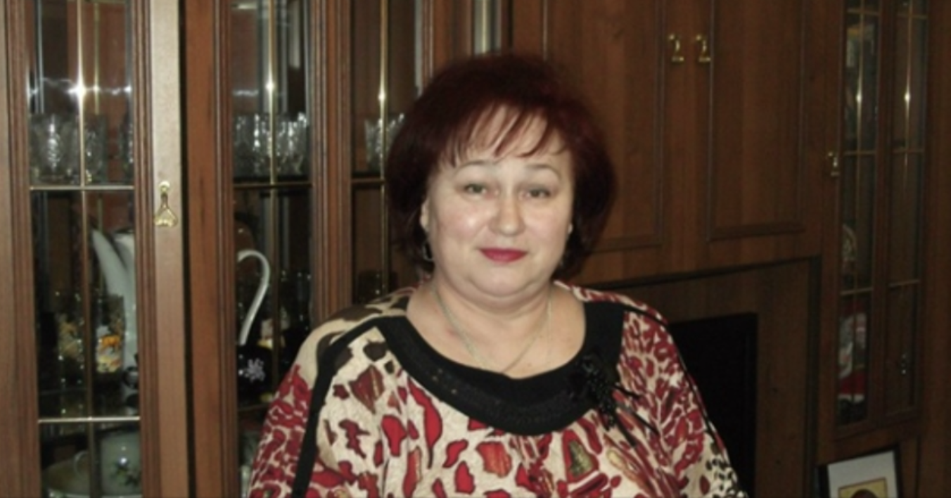 Свекруха тоді сказала Андрію, що якщо нареченою буду я, то її можна навіть не запрошувати на весілля. Ми так і вчинили. А свекруха образилася, сказала, що вона на емоціях висловила, але все-таки задля пристойності можна було її теж покликати. З того дня все погіршувалося з кожним днем. Свекруха чатувала на мене біля під’їзду і потім кричала мені у слід всякі мерзотності. Вона могла прийти до мене на роботу і почати благати начальника мене звільнити. Найгірше було те, що вона нам у коврик біля дверей підставляла голки. Хоча її син Андрій теж там ходив, про це вона не думала..