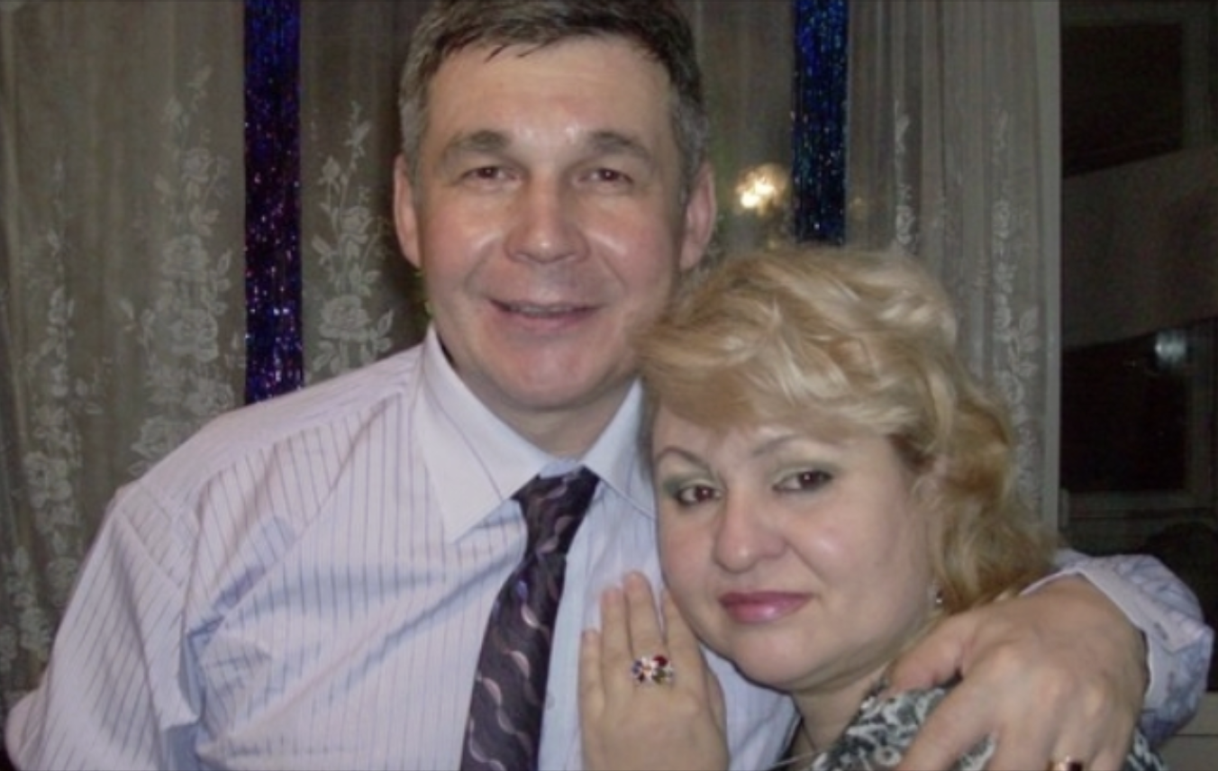 Леся лежала у ванній та з телефону спостерігала, чим займається чоловік у цей час. З різних камер стеження в різних кімнатах Леся спостерігала, як чоловік, 36-річний Семен, навшпиньки бігав з однієї кімнати в іншу. Спочатку він підійшов до дверей ванної кімнати і приставив вухо до дверей. Почувши աум води, Семен побіг у спальню.