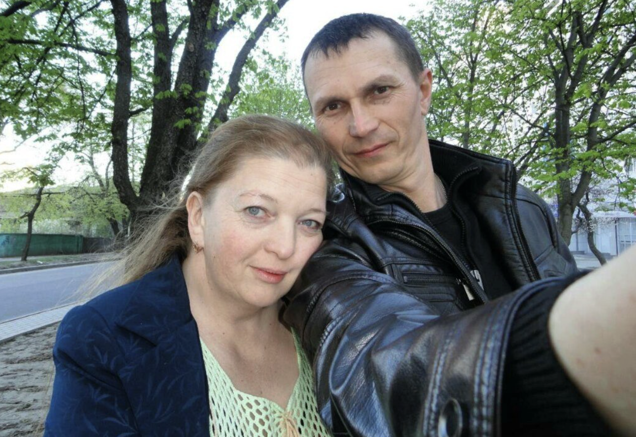 Місяць тому не стало мами – вона довго боролася з раком. І тато після похорону став сам не свій. Він не згадував маму, не говорив про неї. Більше того, всі спільні фотографії зникли з дому. Її одяг та взуття, інші речі просто зібрав у пакети та вивіз у гараж. А потім дізналася справжню причину таких “змін” і була шокована. Як він взагалі посмів з нами так підло вчинити?!