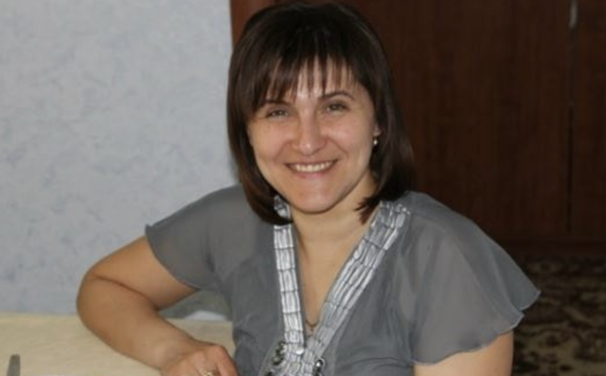 Я 10 років доглядала за дідом чоловіка. В орендованій квартирі, з дітьми. Поки Аліса, сестра чоловіка, жила в квартирі того самого діда. Моїй свекрусі батько її чоловіка теж не був потрібен — вони не ладнали. Я не довчивлася, що не побудувала кар’єру. Весь свій вільний час я ділила між доглядом за літньою хворою людиною і дітьми. Чоловік систематично йшов в загули — його напружувала обстановка в будинку. Іншим жінкам він такий, з дітьми і без майна, що не був особливо потрібний, тому він завжди повертався до мене. А я прощала заради дітей. Своє житло ми не купили — багато грошей йшло на оренду і дідуся. Аліса якщо і приходила, то тільки за одним: випросити у діда частину його пенсії, скаржачись на убоге фінансове становище. Зате це положення, при всій його бідності, дозволяло Алісі з чоловіком і дітьми щороку їздити у відпустку і іноді оновлювати сімейний автомобіль. Ще 5 років тому дідусь заповів свою квартиру мені. Він так і сказав: — Ти стала мені рідніше, ніж всі члени моєї сім’ї разом узяті. Онук — ганчірка, віддасть квартиру матері або сестри. Нехай краще там живуть твої діти — мої правнуки.