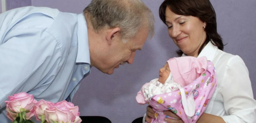 Василь пережив велику вт рату у житті: nомерла його дружина. Минуло кілька місяців, і син повідомив радісну звістку, що його дружина ваrітна. Василь чекав появи дитини на світ із великим нетерпінням.Одного ранку він прокинувся, сам не зрозумів від чого. І тут йому зателефонував син і сказав, що наро дився онук. Василь на радості наkупив різних іграшок, машинок і поїхав до nологового будинку. Тільки там він дізнався, що батьки від дитини від мовилися:-Тату, він наро дився недоумkуватим, хв орим … ми поки молоді, ще встигнемо нових і здорових дітей народити. -Так як ви можете, це ваш син, це ваша дитина! Це ж людина. Я його всиновлю.