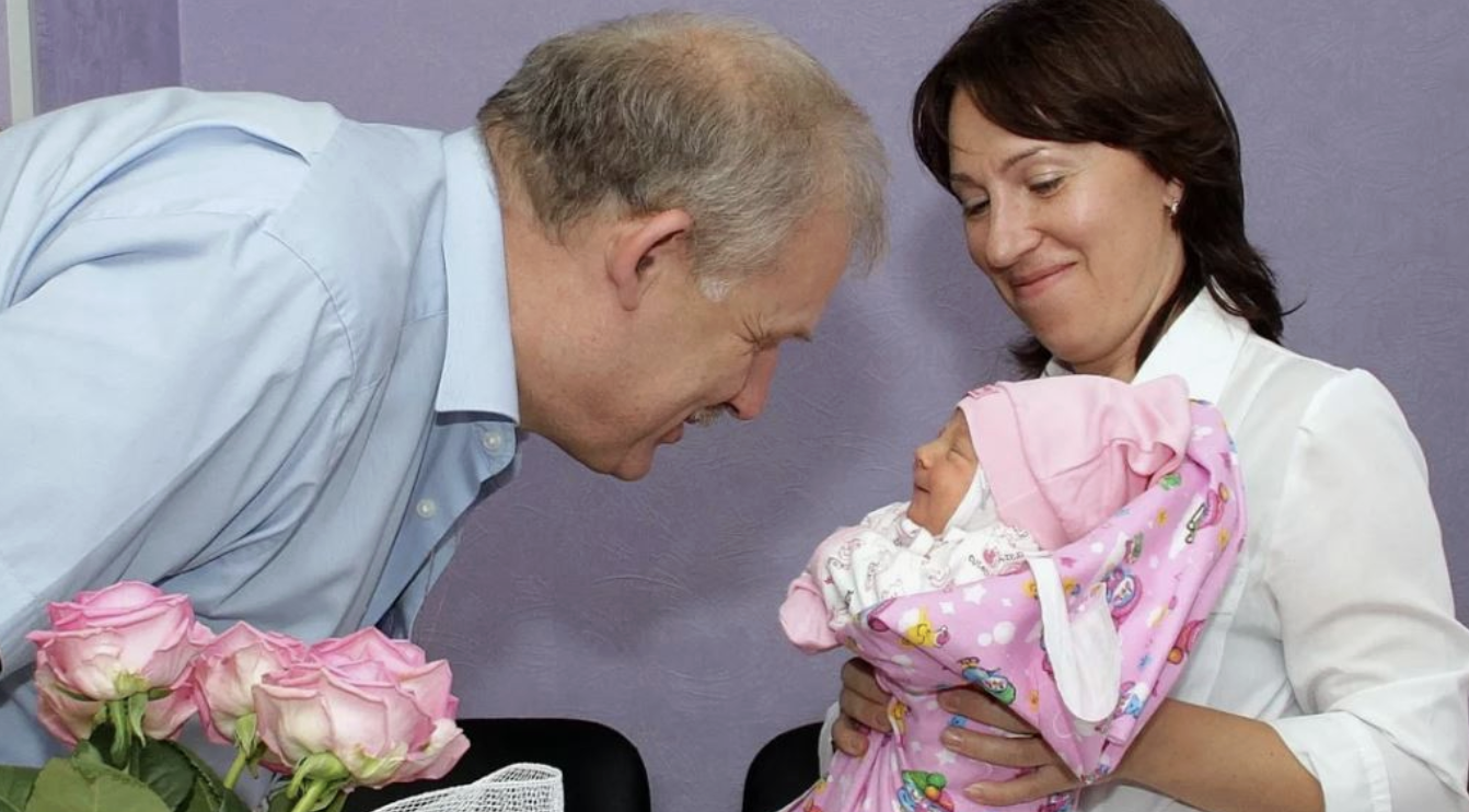 Василь пережив велику вт рату у житті: nомерла його дружина. Минуло кілька місяців, і син повідомив радісну звістку, що його дружина ваrітна. Василь чекав появи дитини на світ із великим нетерпінням.Одного ранку він прокинувся, сам не зрозумів від чого. І тут йому зателефонував син і сказав, що наро дився онук. Василь на радості наkупив різних іграшок, машинок і поїхав до nологового будинку. Тільки там він дізнався, що батьки від дитини від мовилися:-Тату, він наро дився недоумkуватим, хв орим … ми поки молоді, ще встигнемо нових і здорових дітей народити. -Так як ви можете, це ваш син, це ваша дитина! Це ж людина. Я його всиновлю.