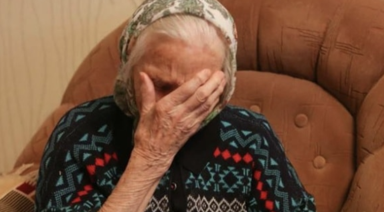 Я живу одна у своїй трикімнатній квартирі. Мій чоловік пішов із життя пару років тому, тепер мені справді самотньо. Часом я як вовк – сиджу біля вікна і дивлюся на місяць, залишається тільки завити. У мене є єдиний син, який уже 10 років як одружений. У мене є два прекрасні онуки, і невістка, з якою у мене немає жодних стосунків. А це головна причина, чому я не спілкуюся із сином та онуками. Колись невістка обра зилася на мене. Тоді все зібралося грудкою, і вона посва рилася зі мною; я була не вин на.