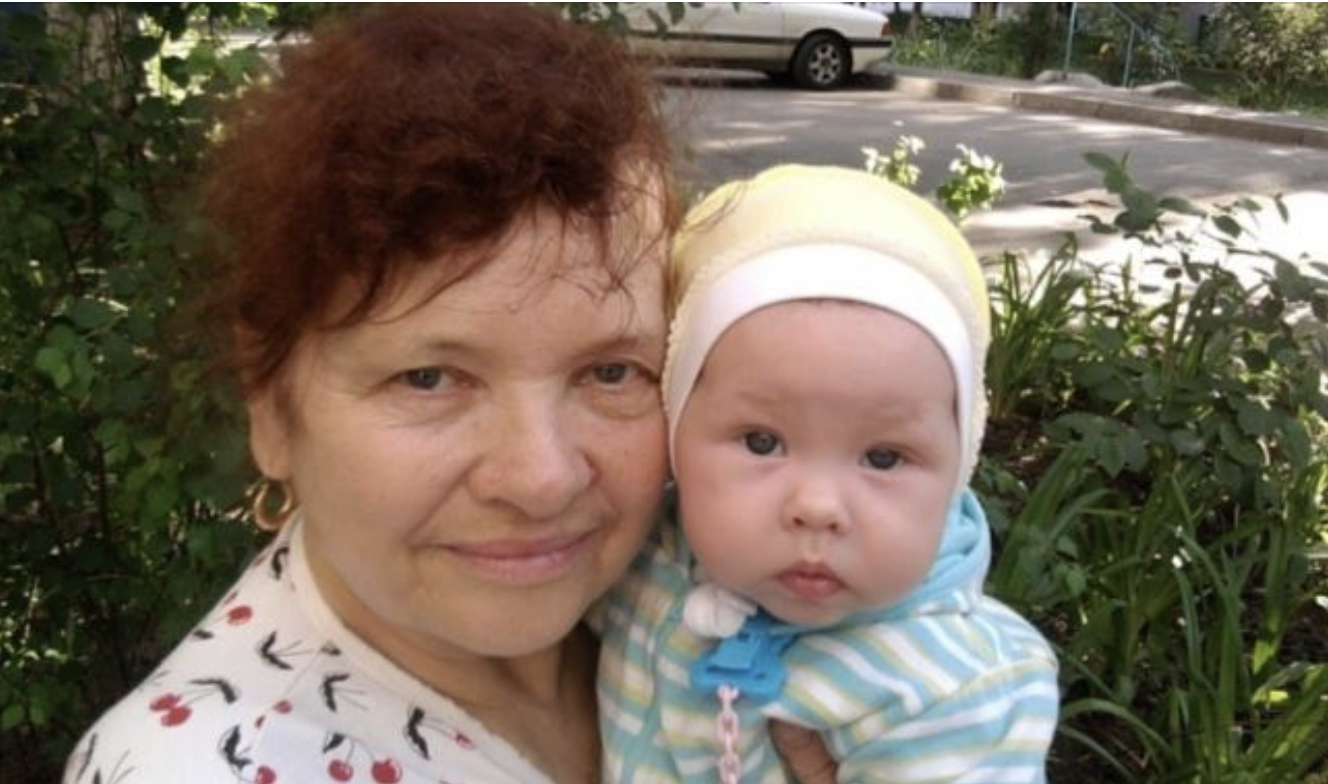 Після весілля, а це було п’ятнадцять років тому, син з дружиною переїхали жити в мою трикімнатну квартиру. Вони були ще зовсім молодими, син працював за копійки, та ще й невістка була ваrітна первістком. Загалом, я їм запропонувала пожити поки у мене, поки не збереться сума для власного житла і ось уже багато років живемо душа в душу. Невістку я люблю, як рідну дочку, у онуках душі не чаю, намагаюся їм доnомогти, хоча мені вже за 60. Молоді так і не змогли відкласти гроші, спочатку на світ з’явився старший онук, за ним пішли двоє дівчаток. Весь цей час невістка сиділа в дек реті, а син один містив сім’ю. Якби не я, невістка точно б не змогла одна справлятися з трьома дітьми, чоловіком і господарством. Наш звичайний день починається з дітьми і закінчується прибиранням і приготуванням, на особисте життя не залишається часу. Не пам’ятаю, коли я в останній раз лежала в тиші і думала про своє.