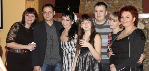 Поки мій син на заробітках у Чехії, невісточка тут живе, як бариня. Відпочинок у Буковелі, новий айфон, салони краси. А вдома ні ремонту, ні техніки.  Та це ще пів біди. Нещодавно у мене було свято, 55 років І ви б бачили, який подарунок моя люба невісточка зробила! Я від сорому не знала, куди очі ховати! Ще й при родичах таке утнула! Зараз поділюся з вами своєю сумною історією, можливо, ви дасте якусь мудру пораду.