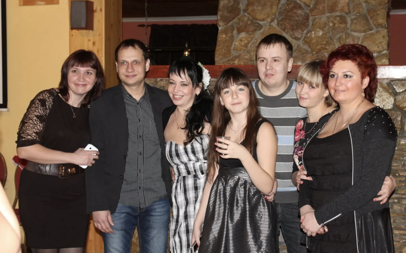 Поки мій син на заробітках у Чехії, невісточка тут живе, як бариня. Відпочинок у Буковелі, новий айфон, салони краси. А вдома ні ремонту, ні техніки. Та це ще пів біди. Нещодавно у мене було свято, 55 років І ви б бачили, який подарунок моя люба невісточка зробила! Я від сорому не знала, куди очі ховати! Ще й при родичах таке утнула! Зараз поділюся з вами своєю сумною історією, можливо, ви дасте якусь мудру пораду.