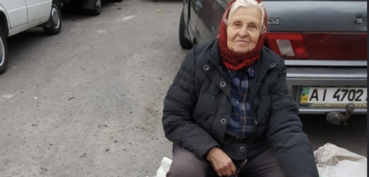 Син Михайло одружився з міською пані Зоряною і відразу переїхали до міста жити. Їй ніколи у нас в селі не подобалось. Все смерділо, на подвір’ї трава росте, що заважає на підборах ходити, які невістка ніколи не знімала. Приїздили вони вкрай рідко. Коли ж у сина народилась донечка, моя онука, то і взагалі дорогу до моєї хати забули. Добре, що Женя поруч та допомагає. Коли мого чоловіка не стало, я важко це переживала, чекала, що діти підтримають, та син не поспішав приїжджати, а його дружина згодом таке утнула, що я тепер і бо них ні ногою.