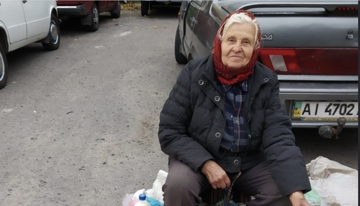 Син Михайло одружився з міською пані Зоряною і відразу переїхали до міста жити. Їй ніколи у нас в селі не подобалось. Все смерділо, на подвір’ї трава росте, що заважає на підборах ходити, які невістка ніколи не знімала. Приїздили вони вкрай рідко. Коли ж у сина народилась донечка, моя онука, то і взагалі дорогу до моєї хати забули. Добре, що Женя поруч та допомагає. Коли мого чоловіка не стало, я важко це переживала, чекала, що діти підтримають, та син не поспішав приїжджати, а його дружина згодом таке утнула, що я тепер і бо них ні ногою.