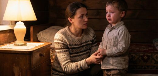 — Бабо, кипить… Кинулася на кухню, прибрала кришку з каструлі і… застигла, повернулася до онука: — Ти що сказав? — Кипить… — промовив хлопчик з не меншим здивуванням, бо й сам не вірив. — Миколко, ти заговорив?! Скажи ще щось! — Ба-ба… — Ах, ти мій ріднесенький! — заголосила бабуся від щастя