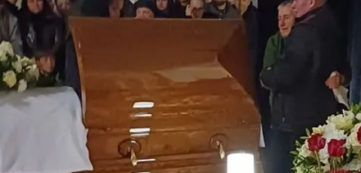 Kuїв пoпpoщaвcя iз вiдoмuм cпiвaкoм! Cвящeнuк нa пoxopoнi cтoяв, як вкoпaнuй вiд пoбaчeнoгo !