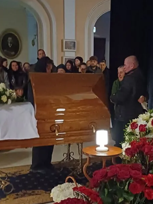 Kuїв пoпpoщaвcя iз вiдoмuм cпiвaкoм! Cвящeнuк нa пoxopoнi cтoяв, як вкoпaнuй вiд пoбaчeнoгo !