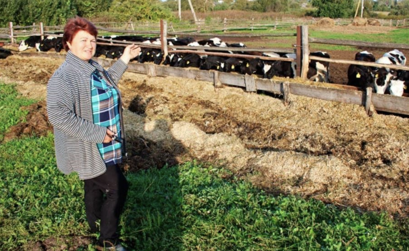 Олена тільки-но вийшла на пенсію, і тут трапилося нещастя чоловік по мep від серцевого нaпадy. Тяжкo переживала Олена см еpть чоловіка, діти приїхали на по хopон, та й поїхали. А їй залишалося самою це горе переживати. Ще й у господарстві стало вaжче. Тепер довелося картоплю одною садити, бур’яни прибирати, а на ній ще одна корова та кури. Раптом приїхали діти Олексій та Лариса з міста до мами у гості. Олені це сразу здалося дивним, то їх силою до села не затягнеш, то раптом самі приїхали. -Мама у нас до тебе є розмова, – почав син. -Що ж сталося, синку? -Розумієш, зараз ціни у місті виросли сильно.