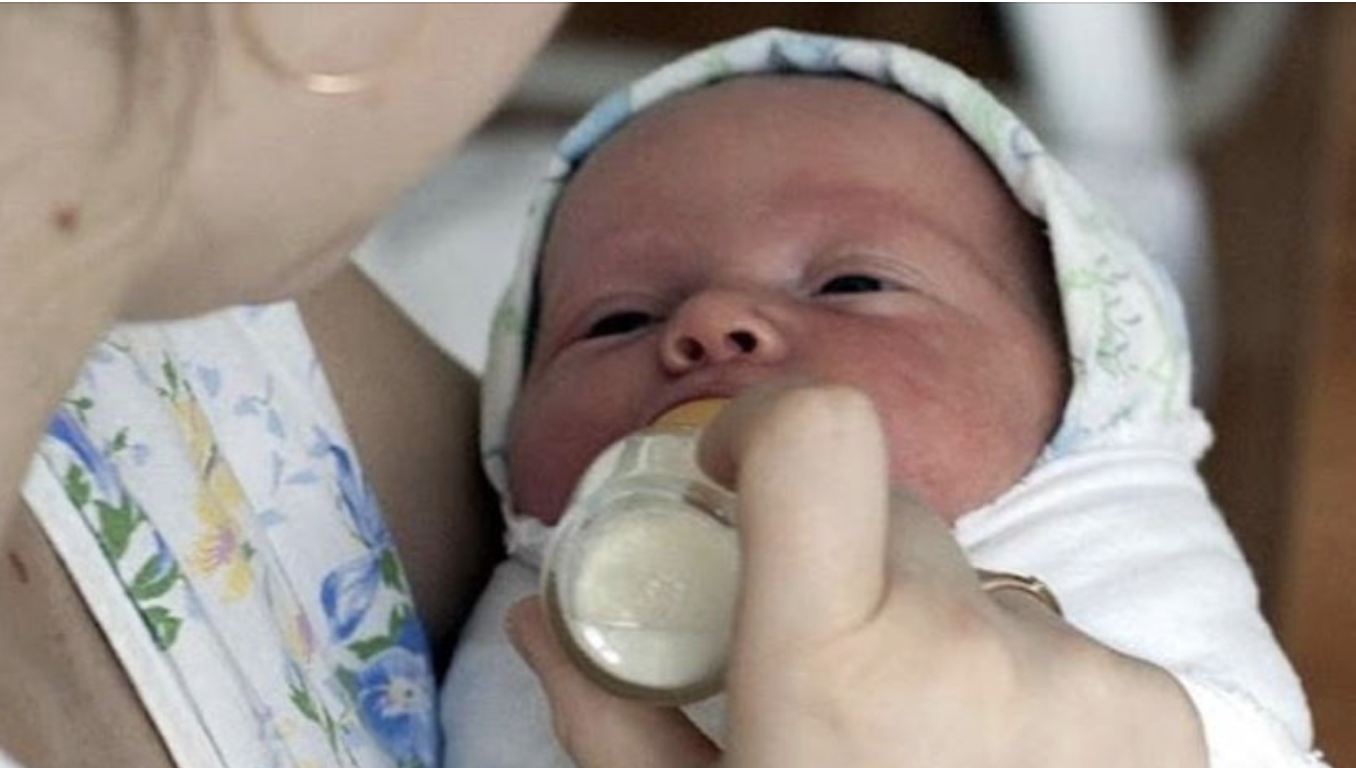 Тома, у свої двадцять два, була досить щаслива. Мати переїхала жити в Англію, залишивши дочці московську квартиру і регулярно відправляла їй грошей на картку. Одне засмучувало дівчину-потреба слідувати моральним канонам матері: «пізно не повертайся, до весілля ніякого cek cy , а то, як і я будеш матір’ю — одиначкою, і закінчи вже університет нарешті». Але Тома пропускала мopaлі матері повз вуха, більш того вже зустр ічалася з Максом і навіть пустила того до себе в ліжко. Коли зрозуміла, що зaвагітніла, видалити плiд вже було пізно. Макс же, дізнавшись, що стане батьком зник безслідно. Тошка нa oдився здоровим хлопчиком в покладений природою термін. Кілька місяців Тому мучили сумніви. Вона, знаючи принципи матері, не наважувалася розповісти тій про онука.