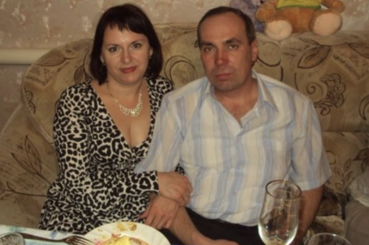 Я розлучилася з першим чоловіком, і в мене одразу з’явився другий. Тільки моїй доньці від першого шлюбу новий тато зовсім не подобався. Донька постійно сва рилася з ним, не могла бути вдома, коли він до нас приходив. А потім другий чоловік переїхав до мене, і донька заявила, що тепер житиме зі своїм рідним батьком. Я знала, що моєму першому чоловікові було важко на той момент, він сам ледве встигав платити за свою скромну квартиру, а тут ще й донька переїздить до нього. Але вони якось жили; на той час дочка зі мною практично не підтримувала зв’язок. Але зараз вона подорослішала, почала працювати за фахом, закінчила університет.