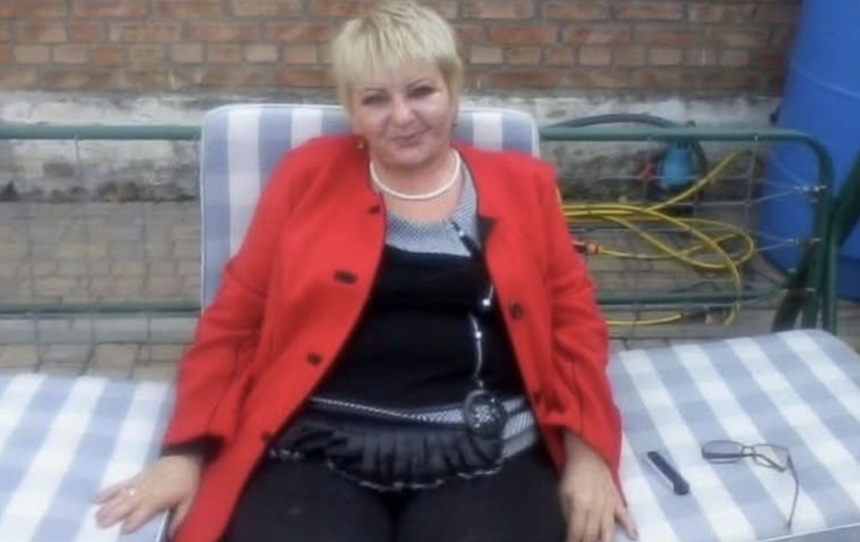 Коли я приїхала у велике закордонне місто у пошуках роботи, то чи не відразу знайшла місце покоївки в особняку багатої людини. У будинку буквально кипіло життя: у мого начальника було дві дочки та дружина. Здавалося, що це ідеальна сім’я, але незабаром я дізналася, що їхнє життя сповнене таємниць. Одного ранку, коли я тільки-но почала роботу, мій начальник викликав мене до свого кабінету. “Ось, візьми”, – сказав він, простягаючи мені конверт з грошима понад мою зарплату. “Мені потрібно, щоб ти стежила за моїми дочками, поки мене не буде.