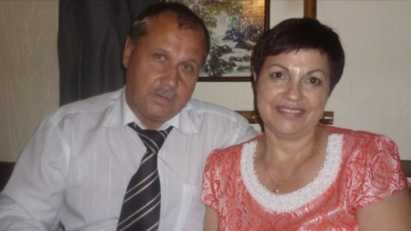 Шість років тому мама вийшла заміж вдруге. З батьком вона розлучилася, коли мені було сімнадцять років. Він поїхав до рідні на південь, а мама залишилася жити в тій же квартирі. Я їх розлученню не здивувалася, бо завжди бачила, що вони один одному не підходять. Папа спокійний і м’який, а мама особа з характером таким, що не кожен з нею і витримає поруч. Я була вже доросла, тому мені нічого пояснювати не довелося. Я нормально спілкувалася і з мамою, і з татом. Найчастіше, звичайно, з мамою, тому що ми живемо в одному місті. Але саме, що спілкувалася, разом ми більше не жили. Спочатку я жила в гуртожитку при університеті, а на моє 20-річчя тато зробив мені королівський подарунок — купив однокімнатну квартиру…