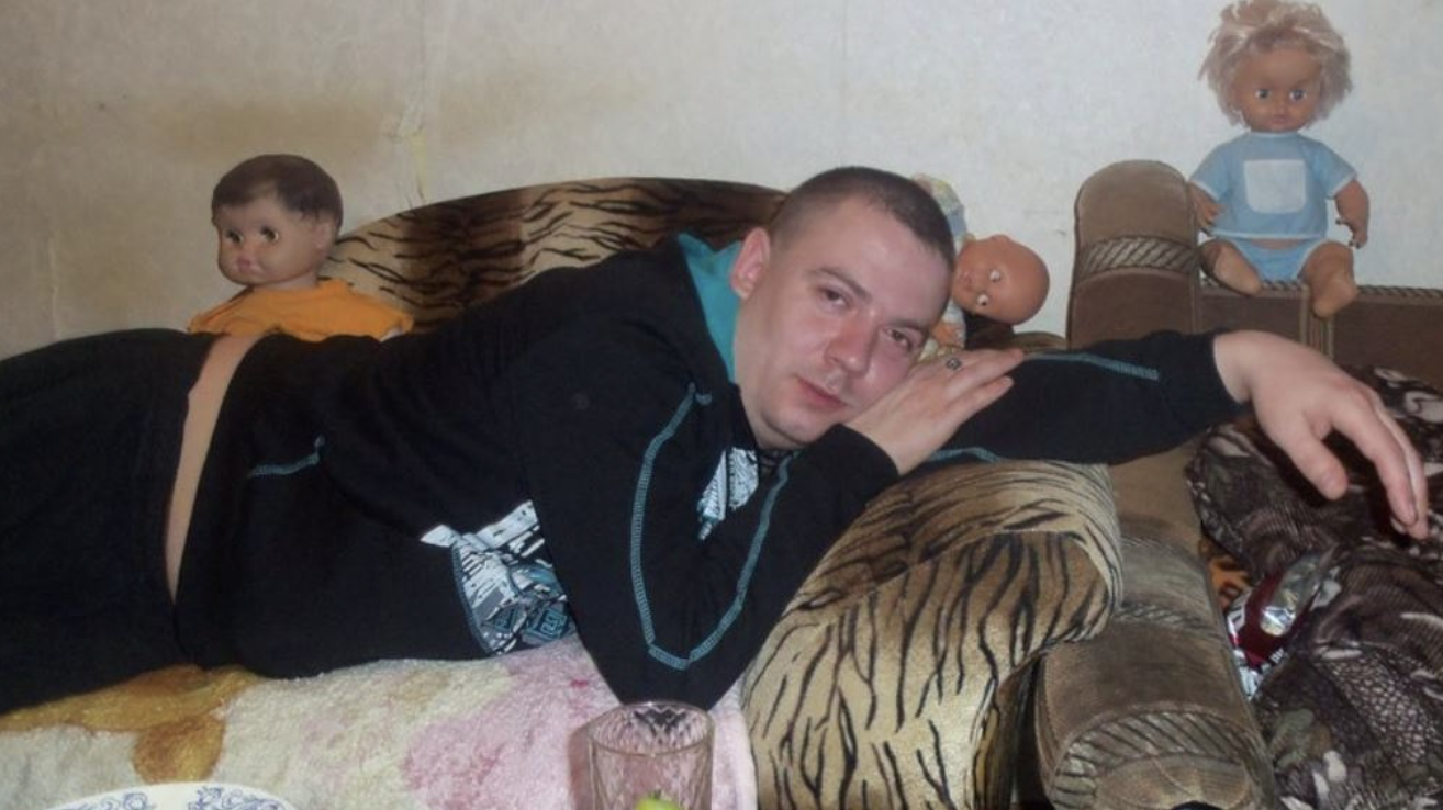 Миколай завжди був завидний нареченим, дівчата так і бігали за ним натовпами. Перший хлопець на селі, але прийшов час йти в армію. А до цього моменту гуляв із усіма дівчатами, але ніхто нічого не обіцяв. Перед від’їздом забіг до однієї дівчини Ольги, вона була швачкою, і попросив сорочку пошити. Оля хоч і не була красунею, але майстриня, господарська дівчина.Минув рік, Коля повернувся. Весь змужнів, став ще вищим і ширшим, ще красивішим. Мати як зустріла сина, так ціле свято влаштувала. Батько теж радий був, але тут батьки про весілля заговорили, що тепер і одружитися настав час. Робота у Колі вже була – далекобійник, так що залишилося наречену знайти.