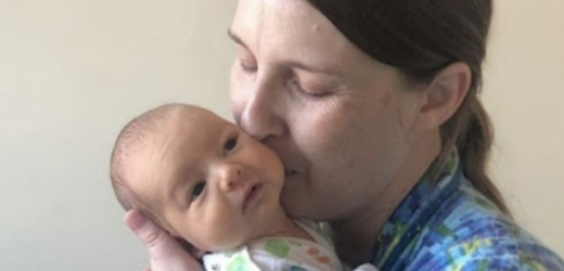 Молода мама взяла люльку з дитиною і зблідла. Гарний конверт, великий бант, за дверима — численні рідні. Тільки ось у конверті був чужий малюк — мамі достатньо було одного погляду, аби це зрозуміти. Людмила обережно поклала малюка на стіл і почала його роздягати. Медсестра роздратовано запитала у неї, що вона робить — мовляв, виписна зала одна, а у відділенні своєї черги на виписку чекає ще кілька людей. Людмила нічого не відповіла, тремтячими руками стягнула з малюка памперс і незрозуміло подивилася на медсестру: — Це хлопчик. А де моя дочка? Негайно поверніть мені мою дитину! Роздратування медсестри як рукою зняло: вона побігла у відділення, а за кілька хвилин униз спустилася завідувачка з донькою Людмили на руках.