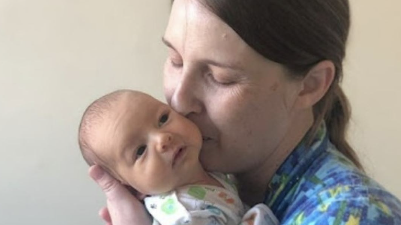 Молода мама взяла люльку з дитиною і зблідла. Гарний конверт, великий бант, за дверима — численні рідні. Тільки ось у конверті був чужий малюк — мамі достатньо було одного погляду, аби це зрозуміти. Людмила обережно поклала малюка на стіл і почала його роздягати. Медсестра роздратовано запитала у неї, що вона робить — мовляв, виписна зала одна, а у відділенні своєї черги на виписку чекає ще кілька людей. Людмила нічого не відповіла, тремтячими руками стягнула з малюка памперс і незрозуміло подивилася на медсестру: — Це хлопчик. А де моя дочка? Негайно поверніть мені мою дитину! Роздратування медсестри як рукою зняло: вона побігла у відділення, а за кілька хвилин униз спустилася завідувачка з донькою Людмили на руках.