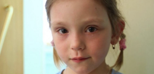 Кілька днів тому Марусі виповнилося 13. Але вона залишилася зовсім одна. Ніхто з р одичів не захотів дати при тулок у себе вже досить-таки дорослу дівчинку. Всі хитали головами, цокали і шкодували дівчинку, дарували їй шоколадки — ось тільки забрати до себе не хотіли. Сестра мами, тітка Марина сказала, що у неї самої двоє спиногризів, куди їй ще й третю. Двоюрідна тітка Люба, до якої вони з батьками їздили в гості і завжди допомагали чим могли, теж не взяла дівчинку до себе. Чому не пояснила. Брат Папи жив на півночі і можливо не знав, що брата більше немає. Марусю привезли в пр итулок. У кімнаті з нею виявилося три дівчинки, дві такі ж за віком як і вона, і одна дівчинка на два роки старший, але вони їй пояснили, що старшу дівчинку скоро переведуть в іншу кімнату. Нові подружки потягли Марусю показувати побут, де їдальня, де кімната відпочинку, де бібліотека. Вони не питали де її батьки і це було добре, тому що Маруся не готова була відповідати на це питання. Кожен раз рот зрадницьки кривився, голос починав тремтіти і з очей самі собою текли сльози.