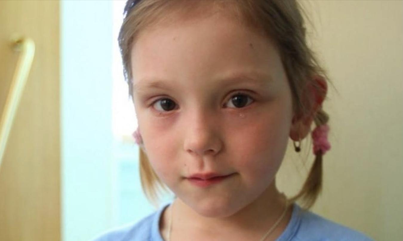 Кілька днів тому Марусі виповнилося 13. Але вона залишилася зовсім одна. Ніхто з р одичів не захотів дати при тулок у себе вже досить-таки дорослу дівчинку. Всі хитали головами, цокали і шкодували дівчинку, дарували їй шоколадки — ось тільки забрати до себе не хотіли. Сестра мами, тітка Марина сказала, що у неї самої двоє спиногризів, куди їй ще й третю. Двоюрідна тітка Люба, до якої вони з батьками їздили в гості і завжди допомагали чим могли, теж не взяла дівчинку до себе. Чому не пояснила. Брат Папи жив на півночі і можливо не знав, що брата більше немає. Марусю привезли в пр итулок. У кімнаті з нею виявилося три дівчинки, дві такі ж за віком як і вона, і одна дівчинка на два роки старший, але вони їй пояснили, що старшу дівчинку скоро переведуть в іншу кімнату. Нові подружки потягли Марусю показувати побут, де їдальня, де кімната відпочинку, де бібліотека. Вони не питали де її батьки і це було добре, тому що Маруся не готова була відповідати на це питання. Кожен раз рот зрадницьки кривився, голос починав тремтіти і з очей самі собою текли сльози.