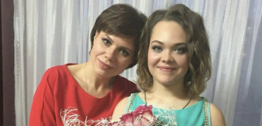 Того вечора я готувала вечерю на кухні. Раптом у двері подзвонили. Всі були вдома, чоловік сидів біля комп’ютера, діти грали в своїй кімнаті, гостей ми не чекали. Я пішла відкривати двері. На порозі стояла молода жінка, вона вручила мені згорток з новонарод женою дитиною і сказала, що це дочка мого чоловіка, мовляв, він нагуляв і кинув її, сказавши, що любить дружину і не збирається з нею роз лучатися. Потім додала, що дитина їй не потрібна — і пішла. Сказати, що я була в шоці-нічого не сказати. Я увійшла в кімнату, чоловік злякано дивився на мене своїми величезними очима.