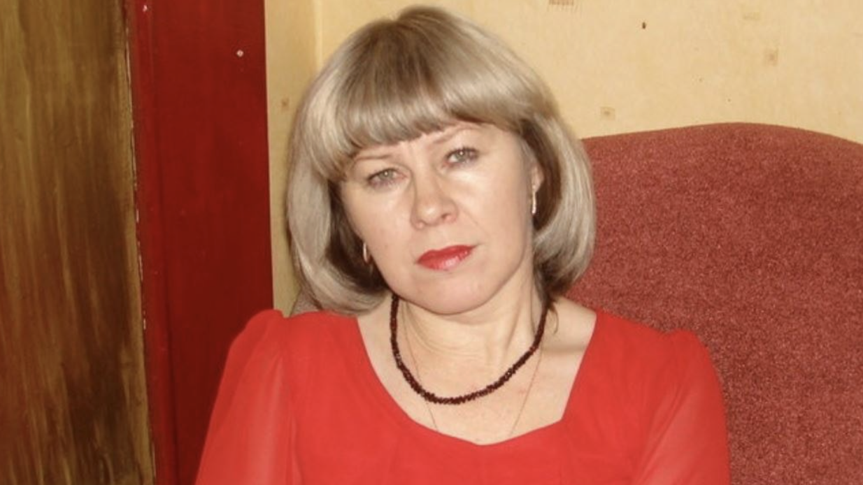 Нещодавно мені син дзвонить. Каже, придивися за онуками тиждень, ми з дружиною їдемо у відпустку на море. Виходити, на море і без дітей рідних. Ну я йому все нагадала. Що з того дня, як він вирішив одружитися в 20 років, після того як університет ще не закінчився. Ось саме з цього дня він вже самостійний хлопець. Я йому нічим не зобов’язана. Він захотів сім’ю і дітей, значить, сам може впоратися з ними. Я могла йому віддати квартиру одному, але батька не стало. Так що прожити мені було на одну пенсію важкувато. Тому квартиру, я здала в орен ду. До того ж він вже дорослий, майже 30 років вже.