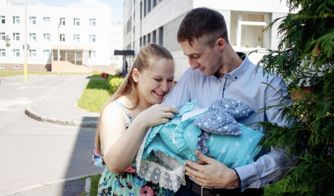 Довгоочікувана дитина нарешті з’явилася на світ. Карина була на сьомому небі від щастя, і чекала чоловіка, якого пару хвилин тому побачила у вікно: він стояв з величезним букетом. І ось kоханий чоловік з’явився, взяв на руки малюка-і у нього округлилися очі. Він поклав його назад в ліжечко і вийшов. Карина не могла повірити в те, що відбувається. Вона все втирала сльо зи і не могла зрозуміти, що ж було не так в дитині. І раптом здогадалася…