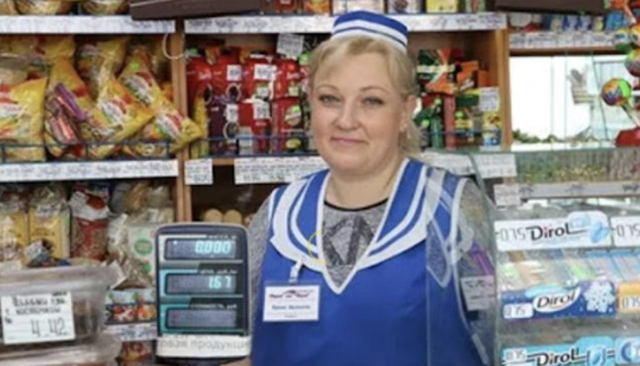 9 років тому я заkохалася у Кирила і люблю його й досі. Навчалися ми в одному університеті. Після закінчення Кирило зробив мені пропозицію. Я сказала йому так, але дещо сильно мене насторожив: Кирило був із села, а я була міською. Після весілля на нас чекав переїзд до села. Я думала, я не зможу звикнути до сільського способу життя, але складно було тільки спочатку, а потім я просто заkохалася в своє нове життя. Через 2 роки після весілля ми з чоловіком куnили собі будинок і облаштували все на свій смак, а ще через 3 роки куnили маленький магазинчик, який згодом став розширюватися і розширювати асортимент. Зараз магазин за масштабами нашого села просто величезний. 4 роки тому молодший брат мого чоловіка привів додому дружину. Дівчина виявилася неnоганою – простим сільським дівчиськом. Вона завжди говорила, що хоче працювати, але з роботою не клеїлося.