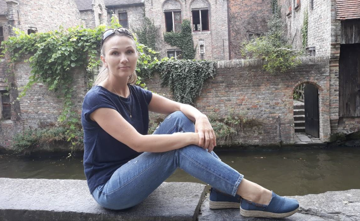 Працюю в Німеччині, місто Дрезден. Думаєте, я свою зарплату відсилаю чоловікові чи свекрусі? Ні! А ще більше – кажу, що мало заробляю. Хоча насправді отримую понад тисячку євро – то великі кошти. Не думайте, будь ласка, що я якась підла брехуха. Просто саме тут, на чужині зрозуміла, що не можу так більше жити… Сподіваюся, що ви прочитаєте історію та підтримаєте мене або ж дасте хорошу пораду, що робити далі.