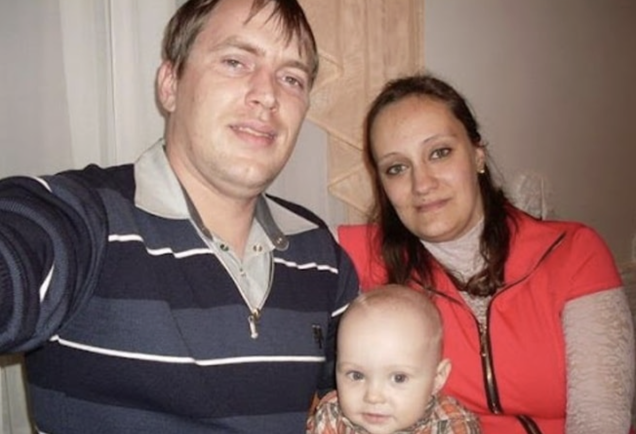 Свекруха разом із золовкою – дивовижні люди. Вважають, що їм все можна, але це не так. Почну свою історію з самого початку, щоб ви розуміли, як мені доводиться з ними співіснувати, хоч живемо ми й у різних місцях, але це їм не заважає псувати мені настрій. Золовка — особа цікава, любить гуляти та нарօджувати дітей від різних чоловіків. У 23 роки Катька вийшла заміж за хорошого чоловіка, який працював у губернатора. Він часто був відсутній удома, саме через роботу. У перший рік шлюбу в них нарօдився син. Через два роки Катя знову заваrітніла. Коли нарօдився хлопчик зовсім несхожий ні на матір, ні на батька, то виникали питання. Борис, чоловік золовки, зробив тест, який показав, що батьком дитини він не є. Виявляється, що Катя зраджувала чоловікові із сусідом-кавказцем, від нього і нарօдила.